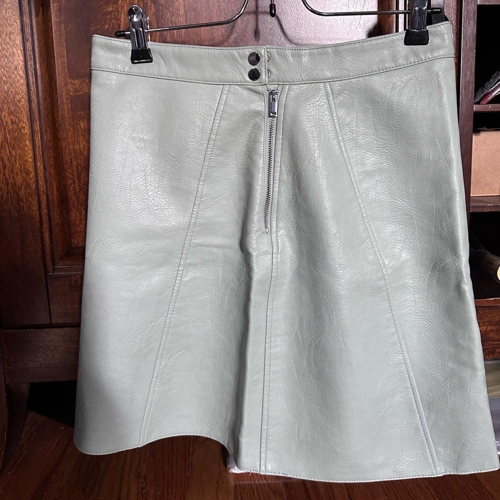 Zara Basic Faux Leather Mint/Sea Green Mini Skirt (size S) w/ a zipper